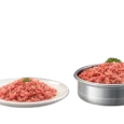 Plato con ración de alimento BARF para perros